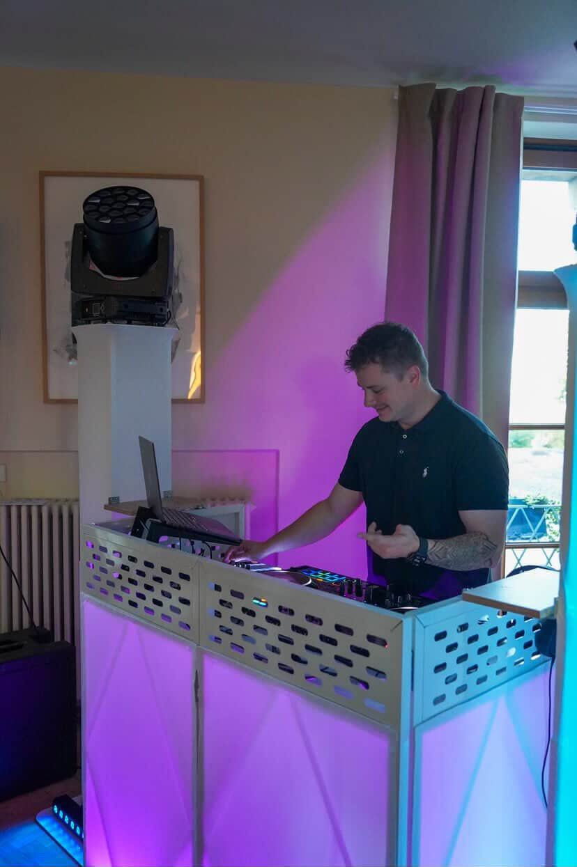 Dominik als Event DJ am DJ Pult