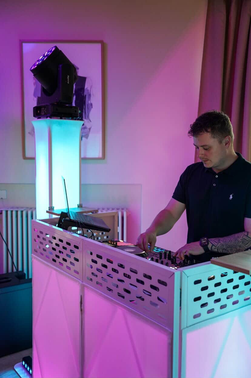 Hochzeits DJ Dominik beim Auflegen