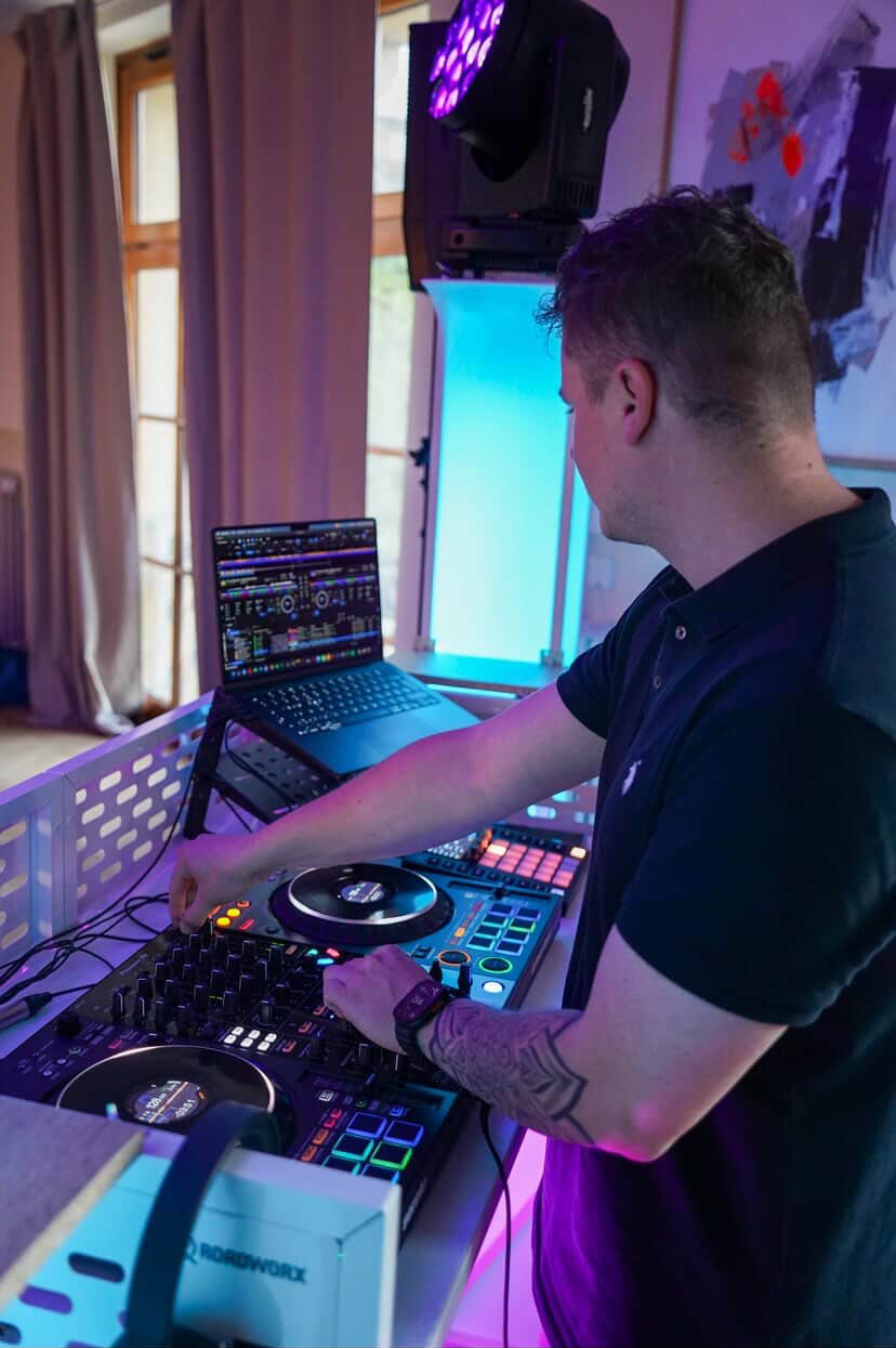 DJ Controller und Laptop beim Event