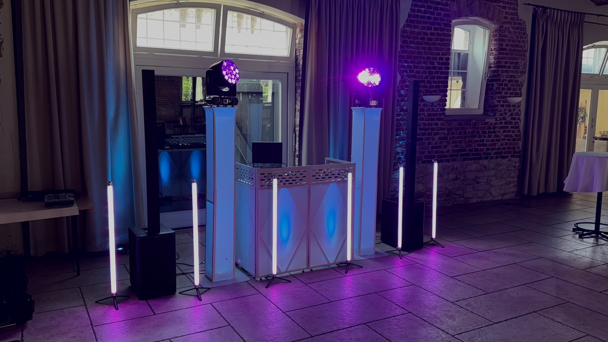 Modernes DJ Setup mit Lichttechnik in einer Hochzeitslocation