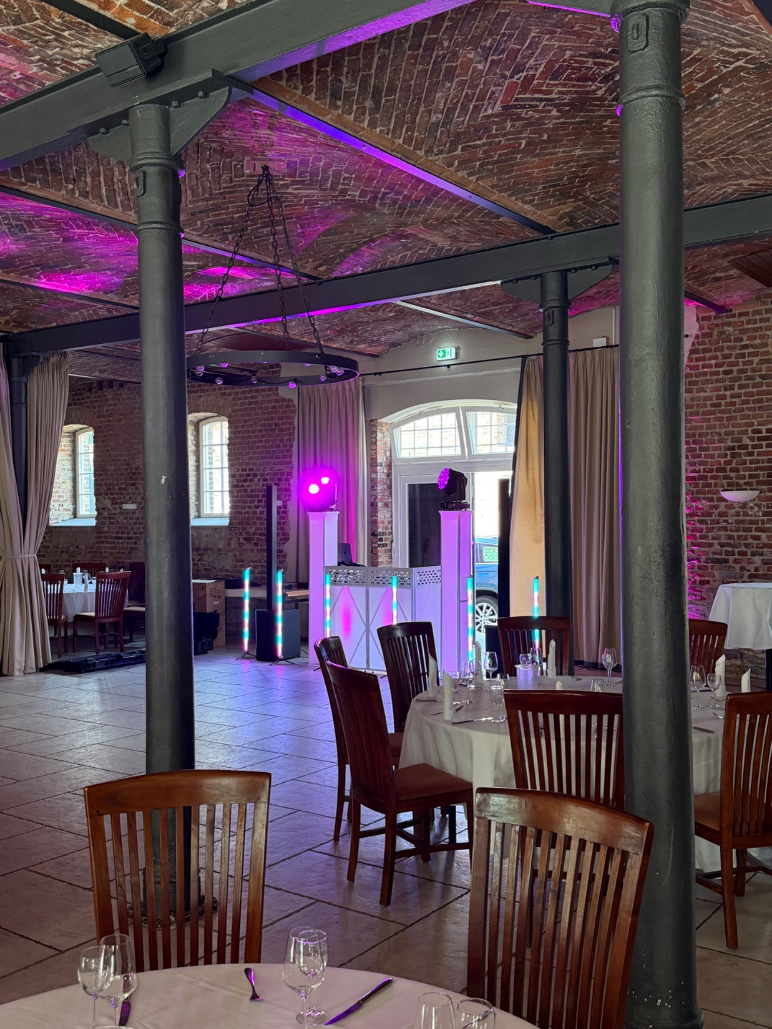 DJ Setup eingebettet in einer stilvollen Hochzeitslocation