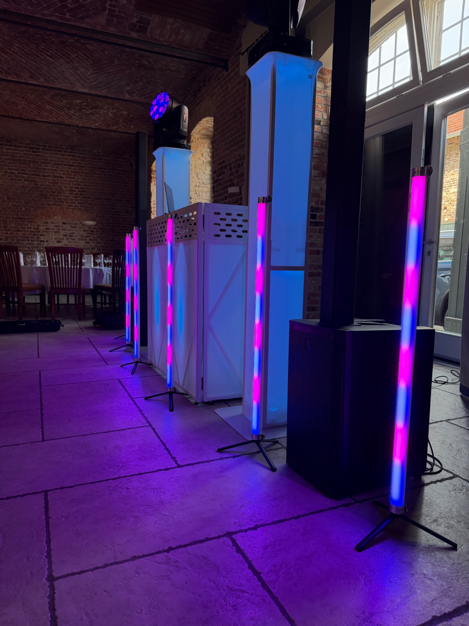 Hochzeitslocation mit professionellem DJ Licht und Ton Setup