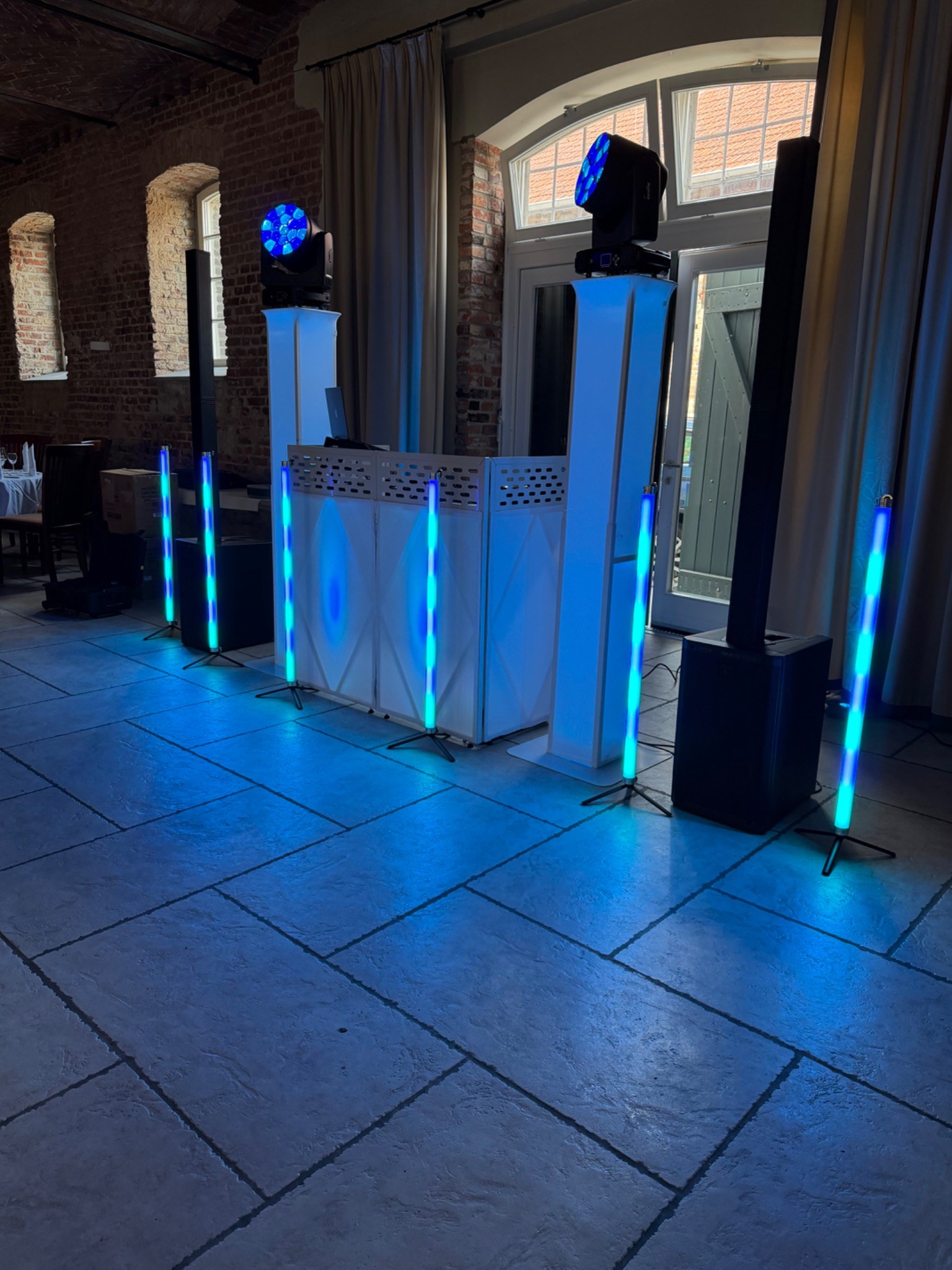DJ Setup aus seitlicher Perspektive mit Neon Tubes