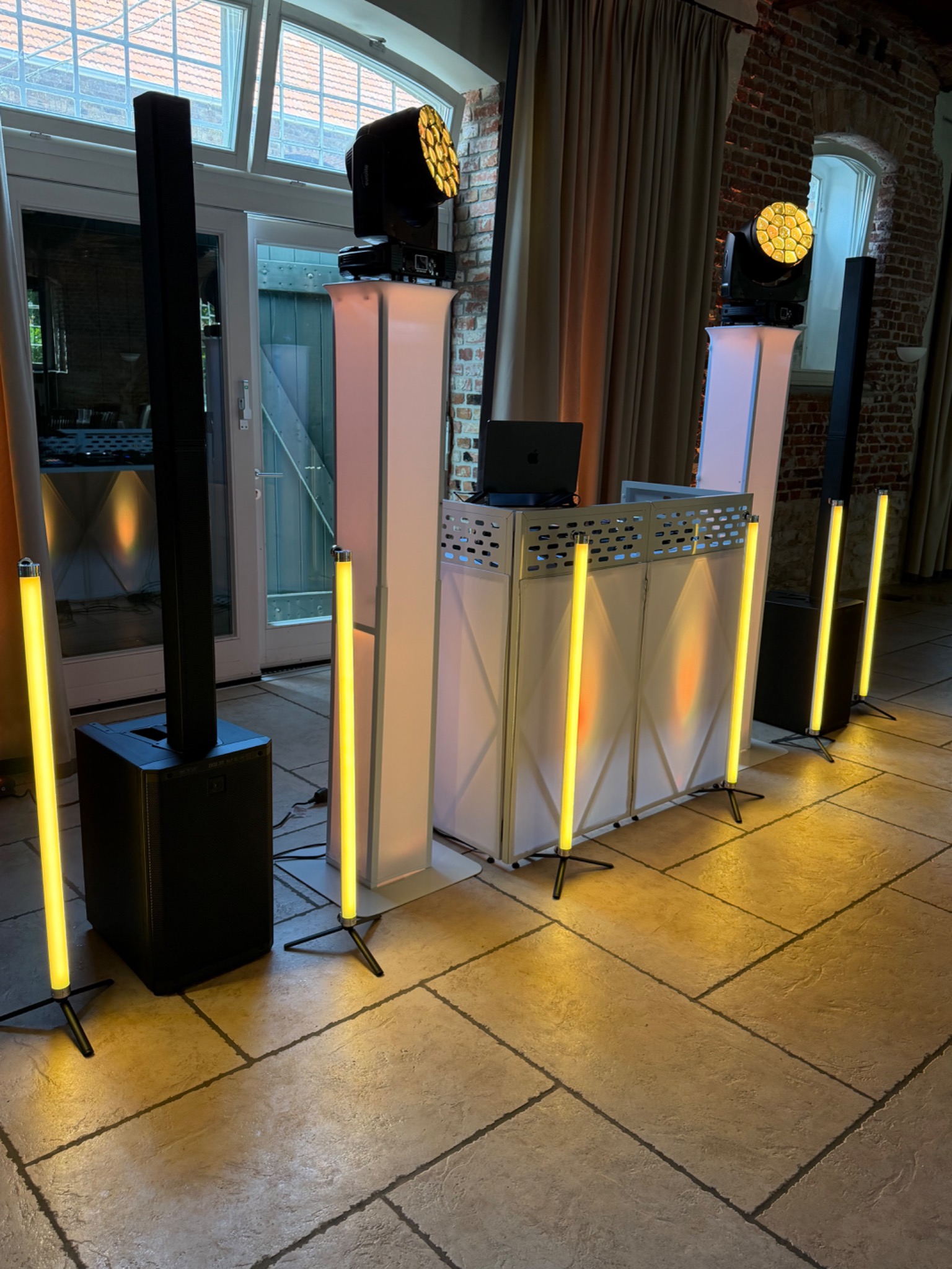 DJ Setup mit blauer Lichtstimmung