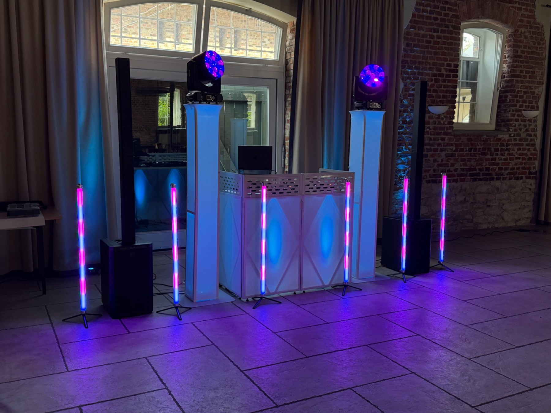 Symmetrisches DJ Setup mit Magenta und Cyan Licht
