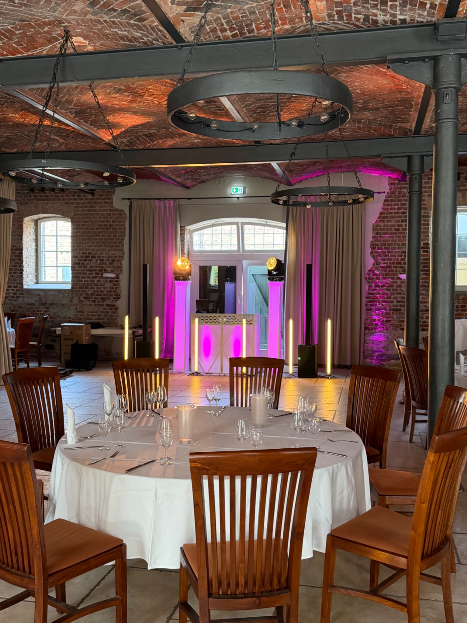 DJ Setup mit warmer goldener und pinker Beleuchtung